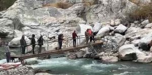 हेमकुंड साहिब जाने वाले अस्थायी पुल का निर्माण सफलतापूर्वक हुआ पूरा