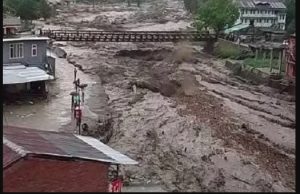 हिमाचल में मूसलाधार बारिश से जनजीवन अस्त-व्यस्त, 300 से अधिक सड़कें ठप
