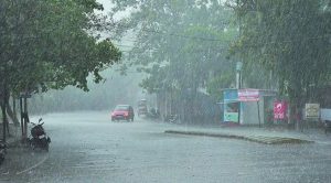 मुंबई में मूसलाधार बारिश से जनजीवन अस्त-व्यस्त, सड़क और रेल यातायात प्रभावित